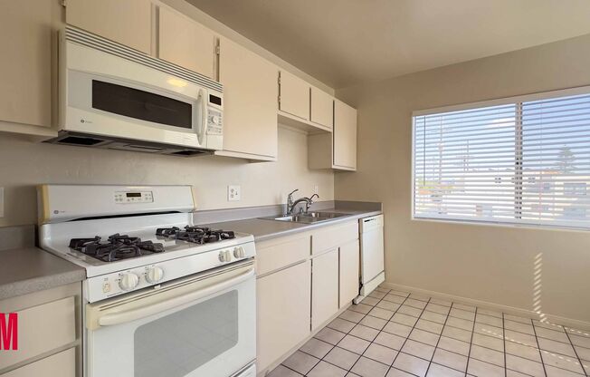 2 beds, 1 bath, $2,795, Unit 1636