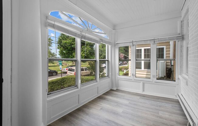 FIRST MONTH RENT FREE** Row home with hardwood flrs. throughout. Haverford SD, walk to Bryn Mawr Hospital! Small pets ok!