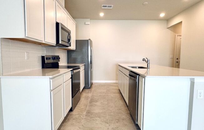 3 Bedroom/ 2.5 Baths / 2 Car Garage Townhome in Winter Garden