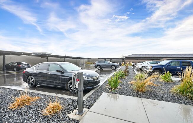 2 beds, 1 bath, $1,300, Unit 214