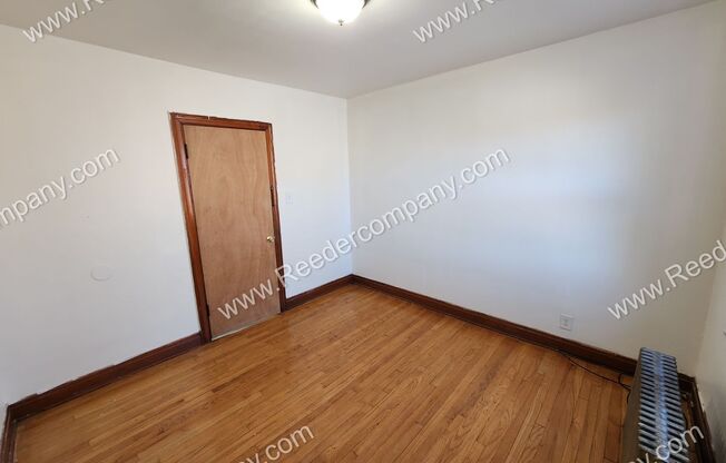 3 beds, 1 bath, $1,050, Unit 2F