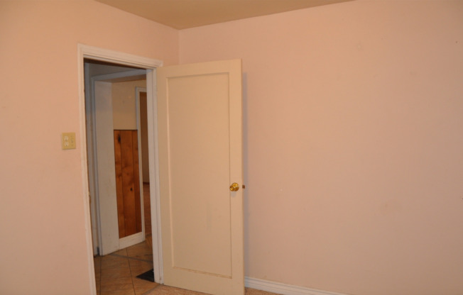 2 beds, 1 bath, $1,195