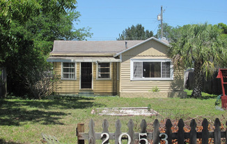 2053 29th Ave N St. Petersburg, FL 33713 MOVE IN SPECIAL!! Waived $350 Cleaning Fee!!!!!