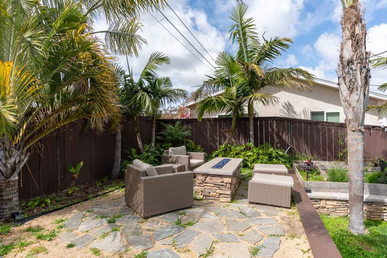 TROPICAL PARADISE *** 3/2*** SOLAR***MOVE IN READY***PET FRIENDLY!!!