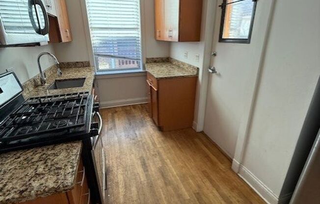 2139 W LUNT