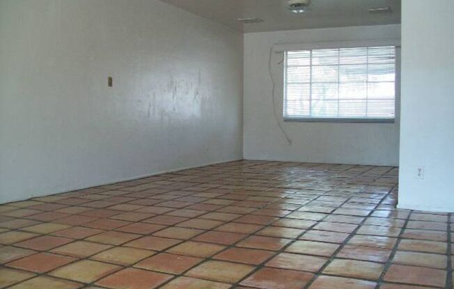 1204 W 7 ST