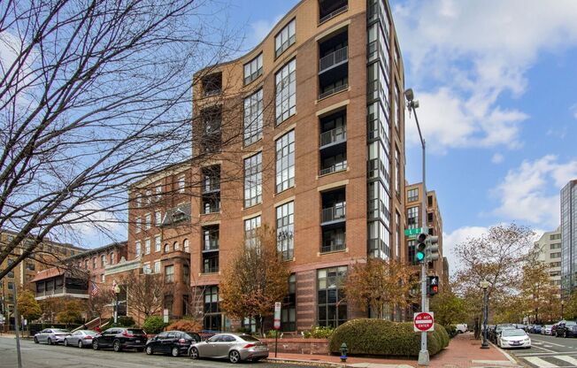 Concierge Building! Available Now! 1 Bed + Den in Quincy Park!