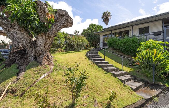 Rarely Available 3BA/2BA/3-4 Pkg SF in Aiea Heights