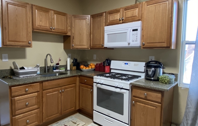 3 beds, 1 bath, $3,050, Unit 1