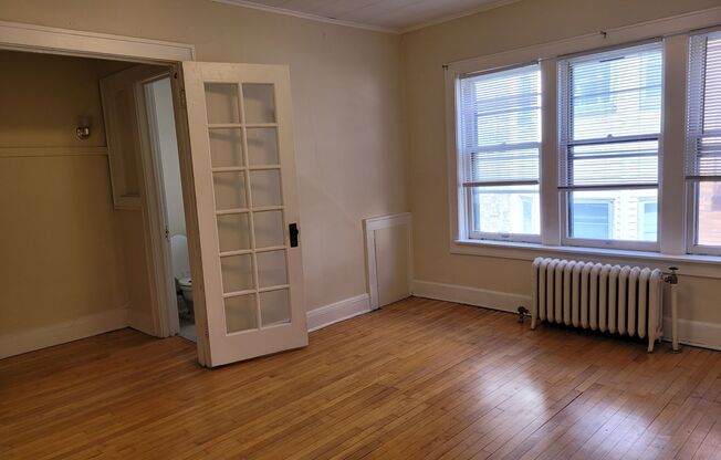 Studio, 1 bath, $895, Unit 33