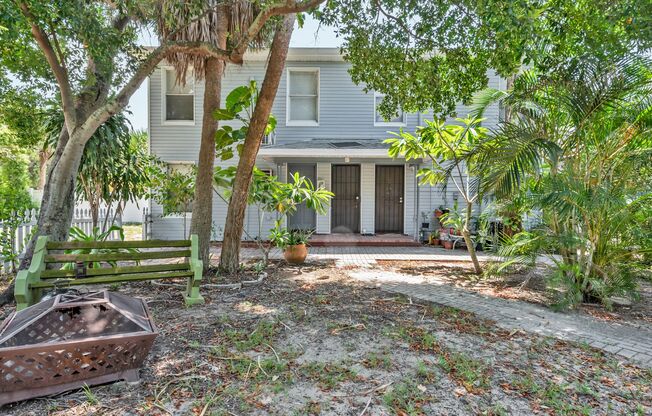 1/1 Second Floor Apartment in Downtown Tarpon Springs!