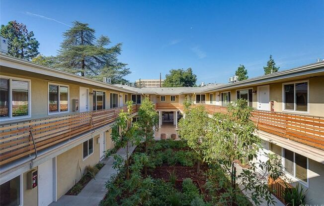 296 N Oakland Apartments exterior buildings and courtyard