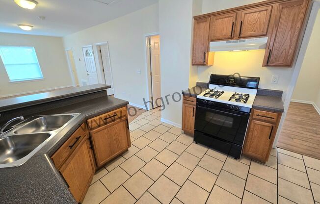 2 beds, 1 bath, 871 sqft, $950, Unit Upper