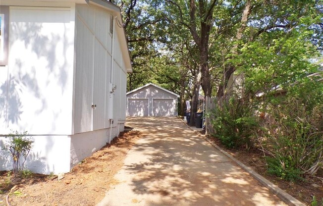 2004 BLUEBONNET DR