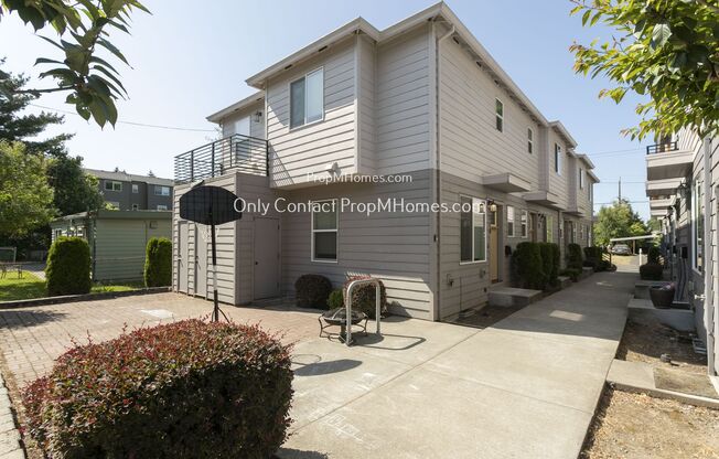 2 beds, 1.5 baths, $1,949, Unit 7712 SE Washington Street