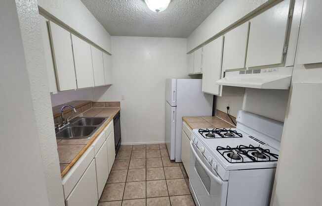 2 beds, 2 baths, 960 sqft, $1,500, Unit LAW15-208