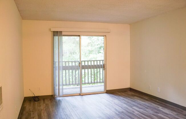 Bright 2nd Floor 1Bed w/Private Balcony-Blocks from OHSU!