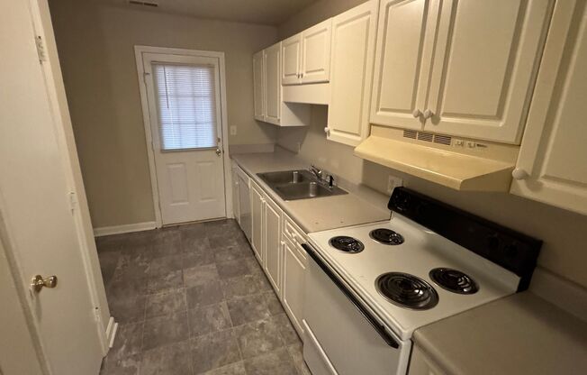 2 beds, 1 bath, $795, Unit D