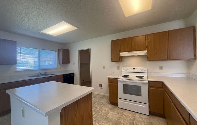 NICE 3 BEDROOM FEATURING AN ISLAND KITCHEN & SPACIOUS LIVING AREA**NORTHSIDE ISD