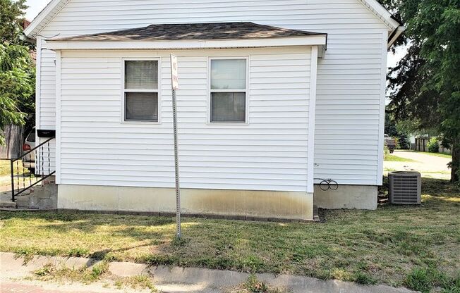 Cozy 3 bed 1 bath house Available