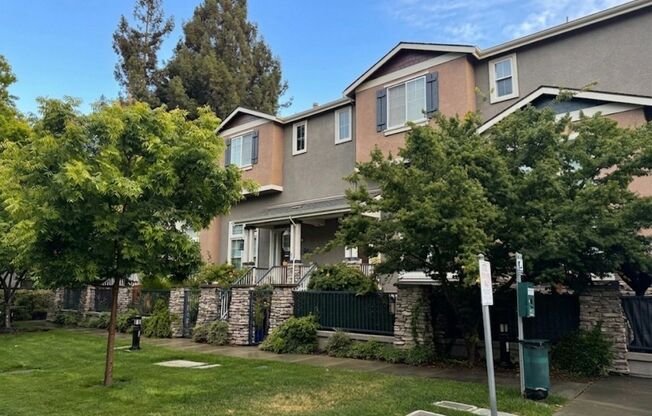 COMING SOON! | $3,700 / 3BR GORGEOUS CENTRAL FREMONT TOWNHOME IN PARKMONT