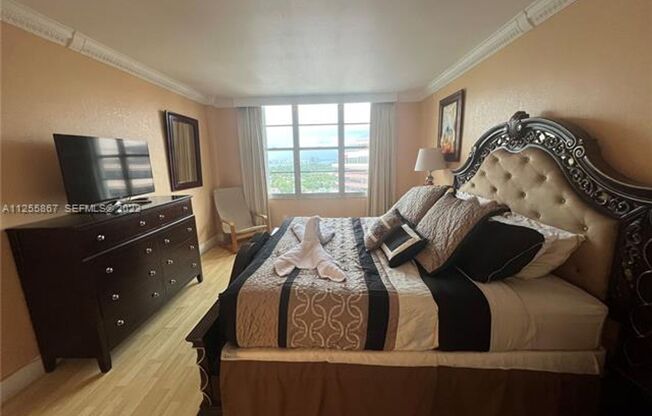2 beds, 2 baths, 1,030 sqft, $4,000, Unit 5161 Collins Ave appt 1711