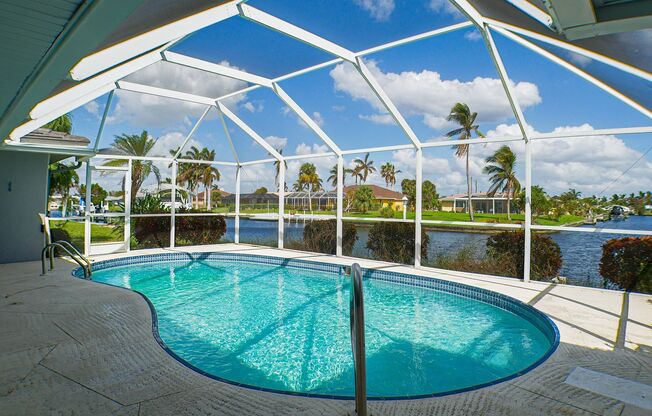 Luxury and comfort, Pool home overviewing the gulf access canal 3beds+ den, 4 bathrooms home in Cape Coral