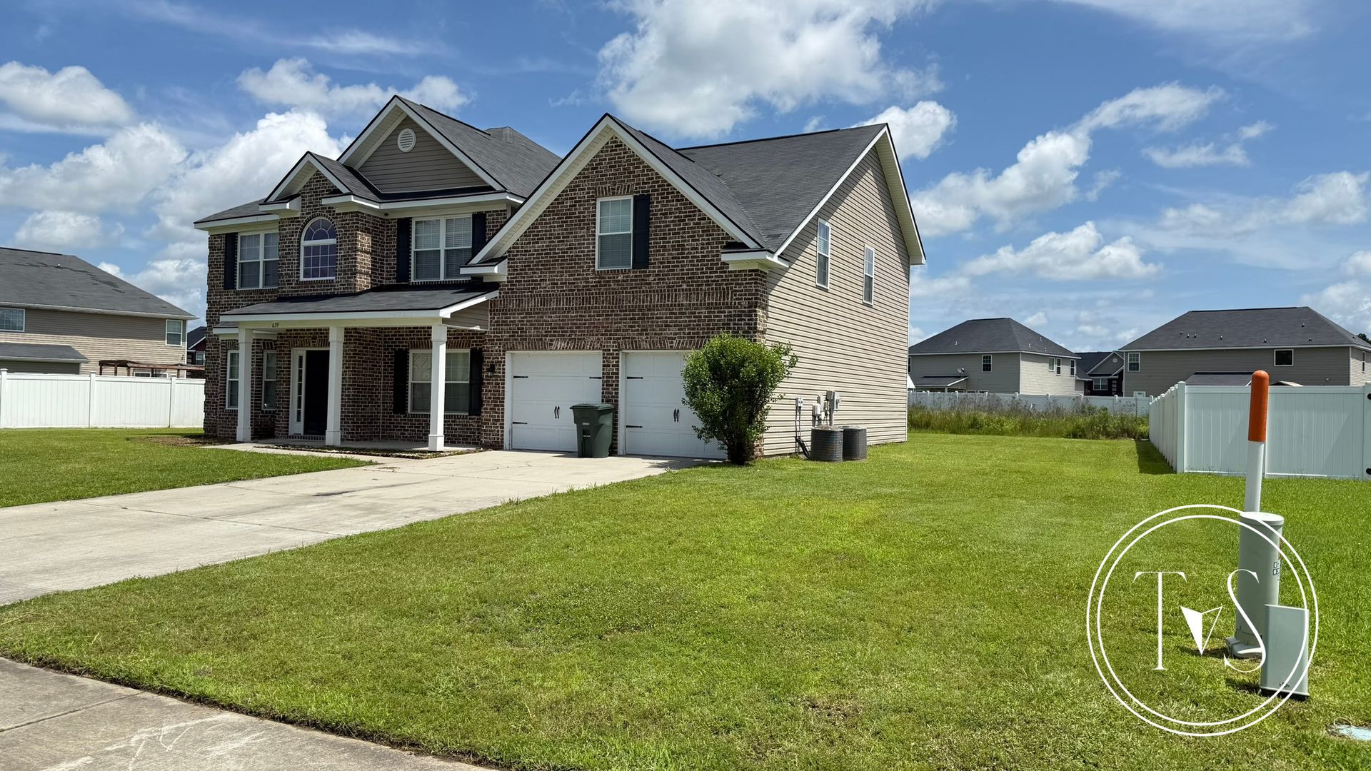SPRING MOVE-IN SPECIAL: $300 OFF 1ST MONTH'S RENT!**