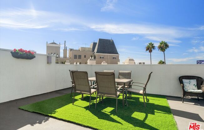 2 beds, 1 bath, 979 sqft, $2,850, Unit 122
