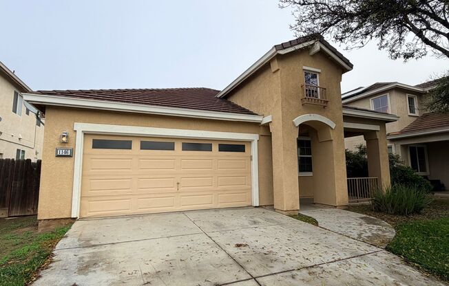 1146 OATGRASS WAY, LOS BANOS: 3 Beds, 2 Baths, Easy Acess to Highway