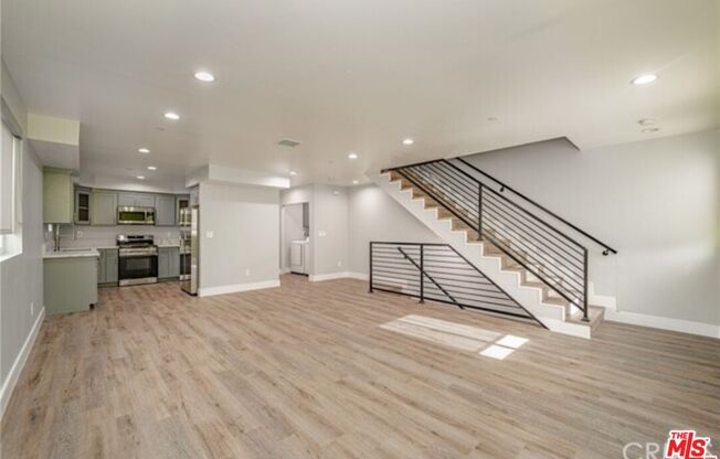 1872 W 20 ST
