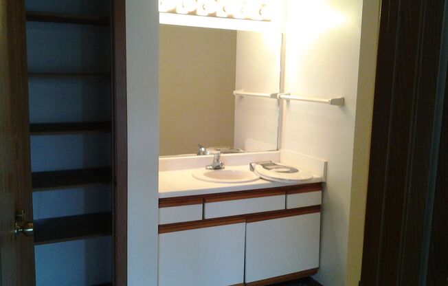 1 bed, 1 bath, 861 sqft, $885, Unit 2727-305