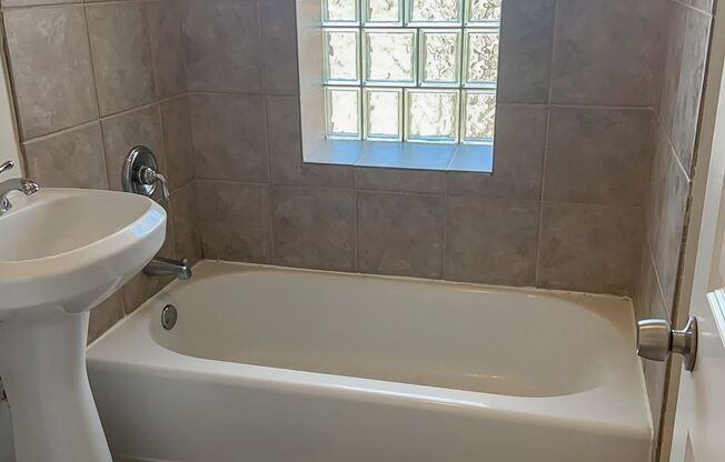 2 beds, 1 bath, 645 sqft, $2,795, Unit 1216WAV2