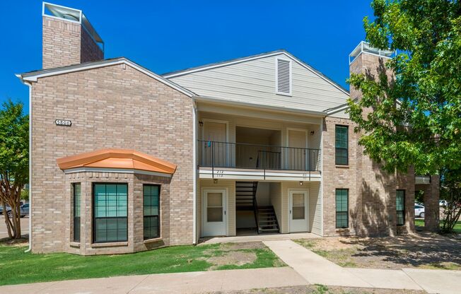 ***Pre-Marketing, Available Early to Mid June*** Stylish Upstairs Corner Unit Near Lake Ray Hubbard