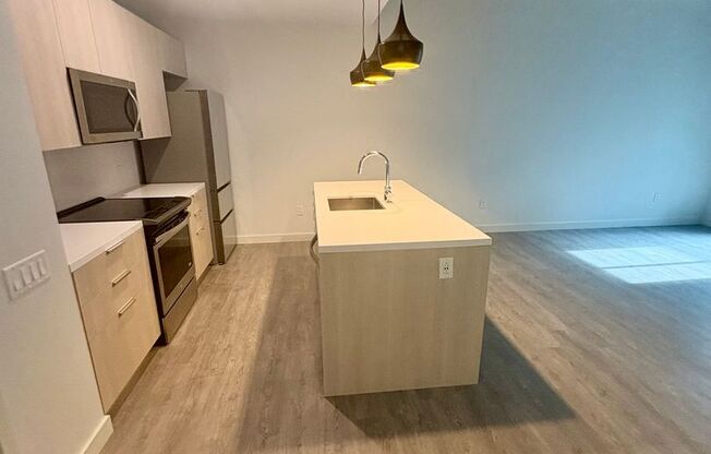 1 bed, 1 bath, 781 sqft, $2,565, Unit 323