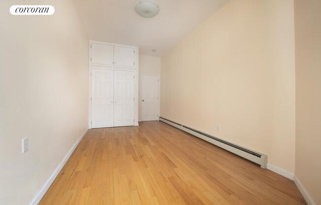 43 18 GREENPOINT AVE