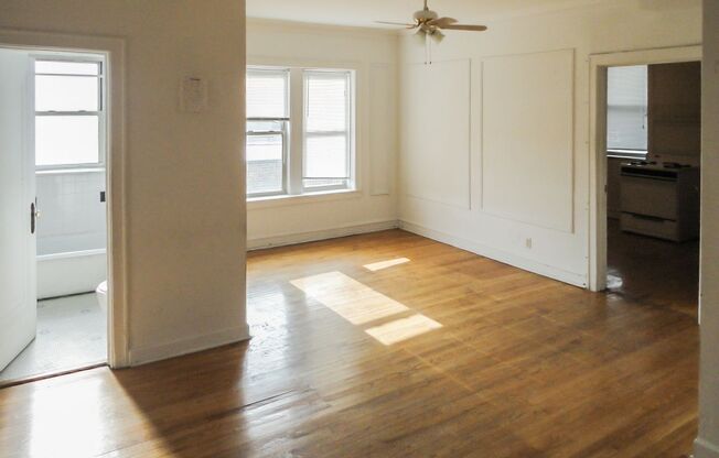 2 beds, 1 bath, 940 sqft, $2,100, Unit 4819-2B