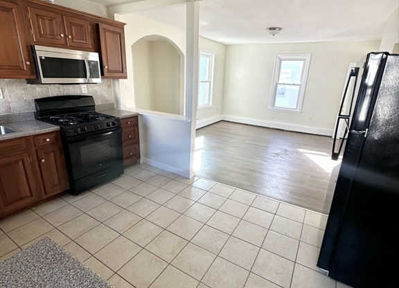 2 beds, 1 bath, 920 sqft, $1,850, Unit 2