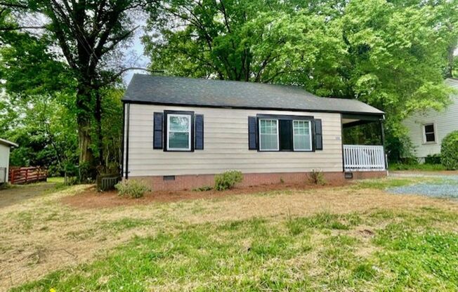 Ranch style 2 bedroom 1 bath home . Located near N. Graham St close to I-77