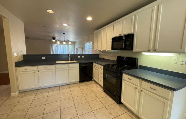 Charming 3-Bedroom Home in Folsom – Move in Ready!