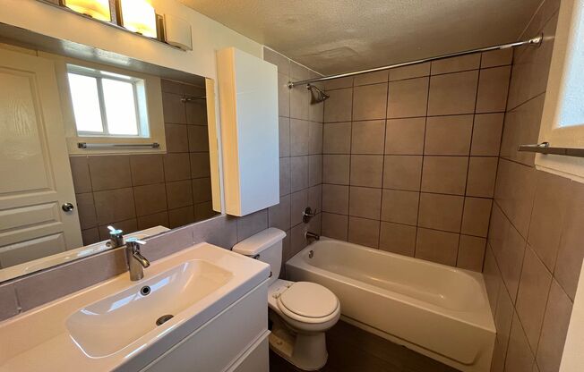 Studio, 1 bath, 400 sqft, $950, Unit 08