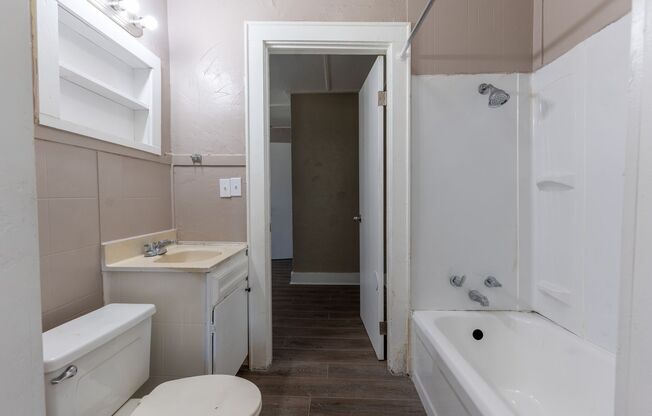 3 beds, 1 bath, $1,225, Unit 221 SE 55th St