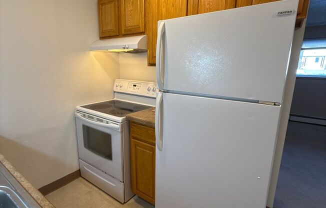 2 beds, 1 bath, $800, Unit 5