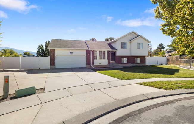 7997 LUSTER POINTE CIR