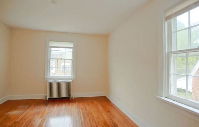 2025-2026 School Year / 8 Bdrm / 3 Bath Steps from UVA Campus