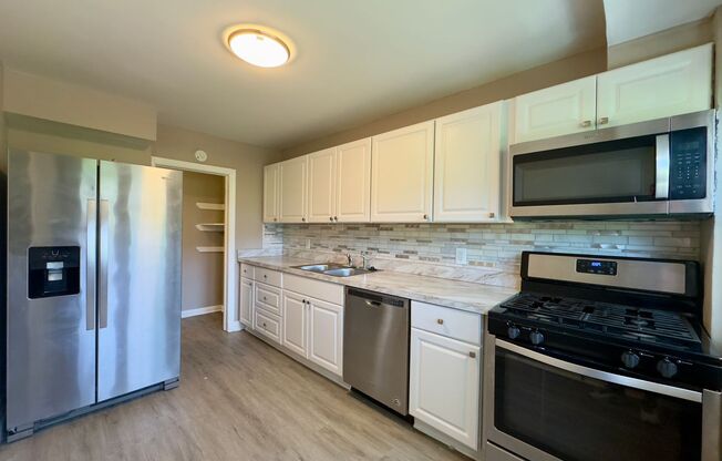 Inviting 3 Bedroom Townhome just off Perring Pkwy in Baltimore!