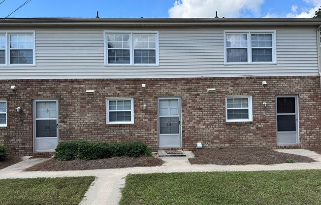 2 beds, 1.5 baths, 1,152 sqft, $925, Unit 618 S Boddie St.