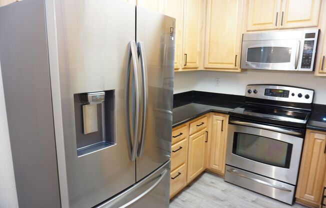 Great 2B/2BA Corner Unit Condo w/ In-Unit Washer/Dryer and Central Air!