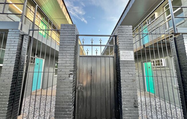 2 beds, 1 bath, 700 sqft, $725, Unit APT 4