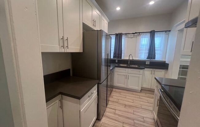 1 bed, 1 bath, 1,250 sqft, $2,200, Unit 723 E 1st St. + Parking1